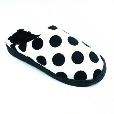 נוער/נשים- נעלי בית מפנקות - עיגולים שחורים גדולים - רקע לבן