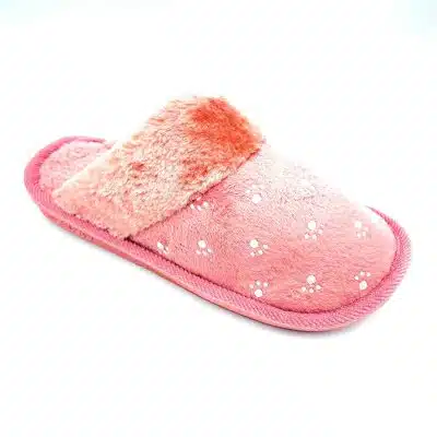 נוער/נשים- נעלי בית מפנקות - עקבות רקע ורוד